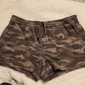 Athleta Camo Farallon 4" shorts- size 16